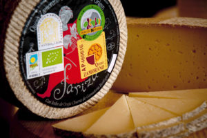Un queso Fariza ecológico elaborado por El Fornazo