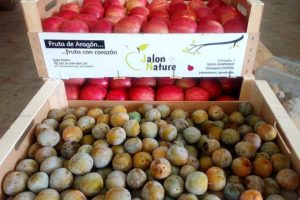 Ciruelas y manzanas del productor orgánico Jalon Nature envasadas en cajas
