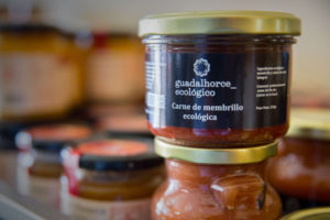 Un pot de confiture de coing produit et emballé par Guadalhorce Ecológico