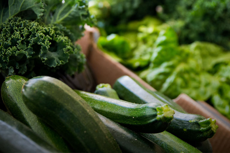 Cajas de verduras frescas