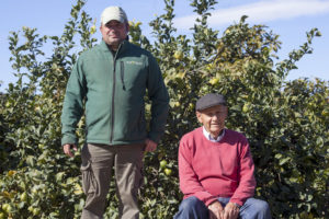 Paco y Camilo, trabajadores de la finca de aguacates y mangos de Jesús Villena