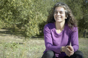 Biologische landbouwster Begoña Barragan glimlacht in de zon