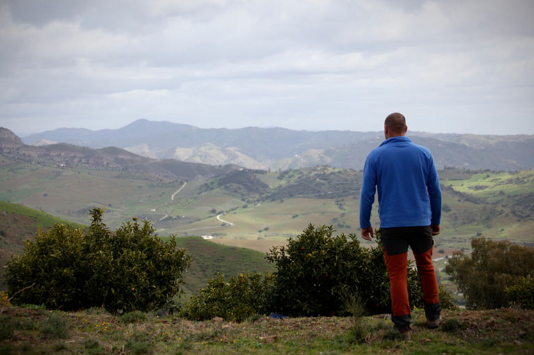 Biologische producent Juan Antonio Rodriguez Sleumer kijkt naar het landschap rond zijn boerderij