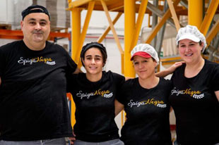 De vier arbeiders van pasta producent Spiga Negra in hun fabriek