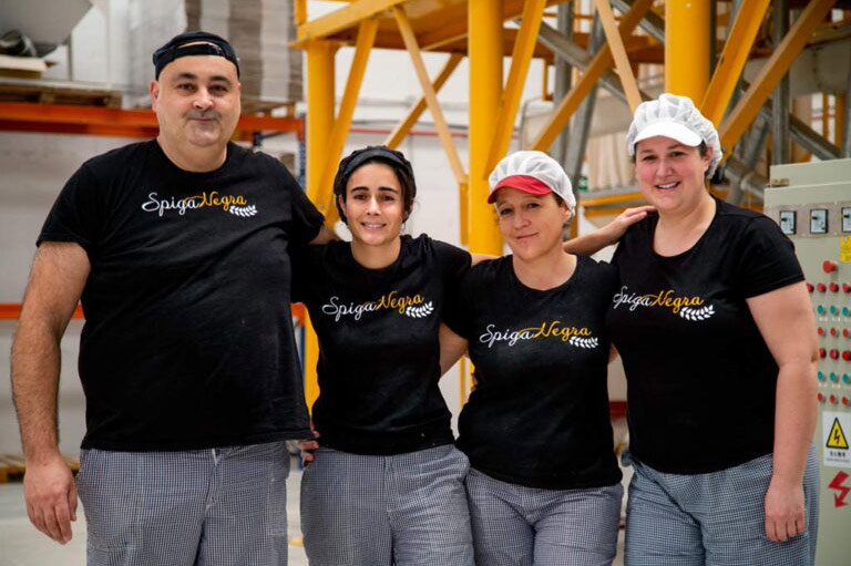 Los cuatro trabajadores del fabricante de pasta Spiga Negra en su fábrica