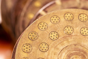Detail van de bronzen kop van een pastamachine, die wordt gebruikt voor het vormen van verschillende soorten pasta