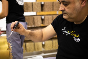 El fabricante de pasta Igor Corres, haciendo tagliatelle