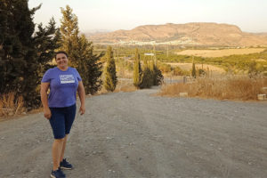 Livia Romanceac de pie al aire libre en un camino de tierra por el campo