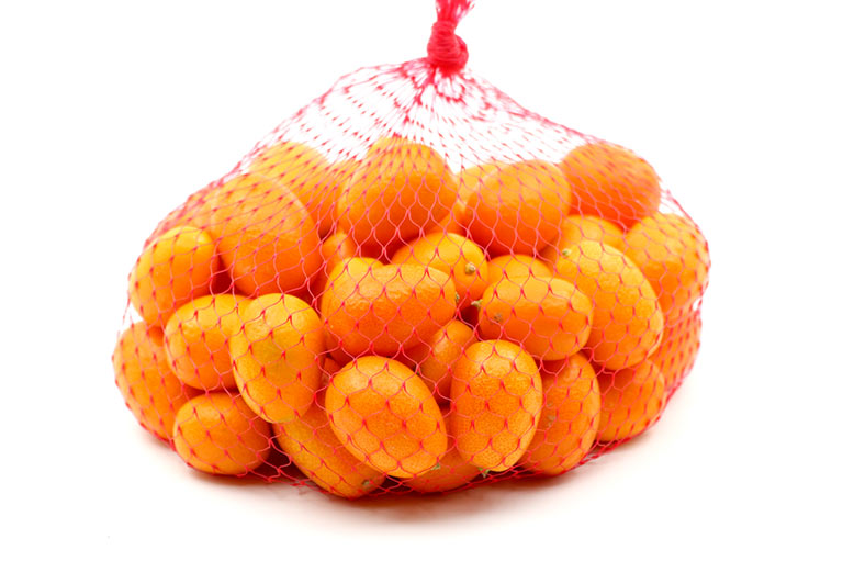 Un sac en filet contenant des kumquats