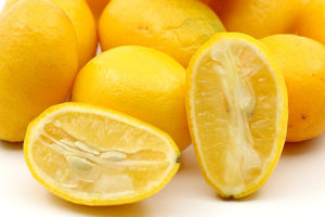 Close up foto van hele en gesneden limequats