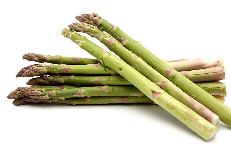 Photograph of whole stalks of green asparagus