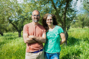 Los productores de aceitunas ecológicas Begoña Cosín y Rafael García