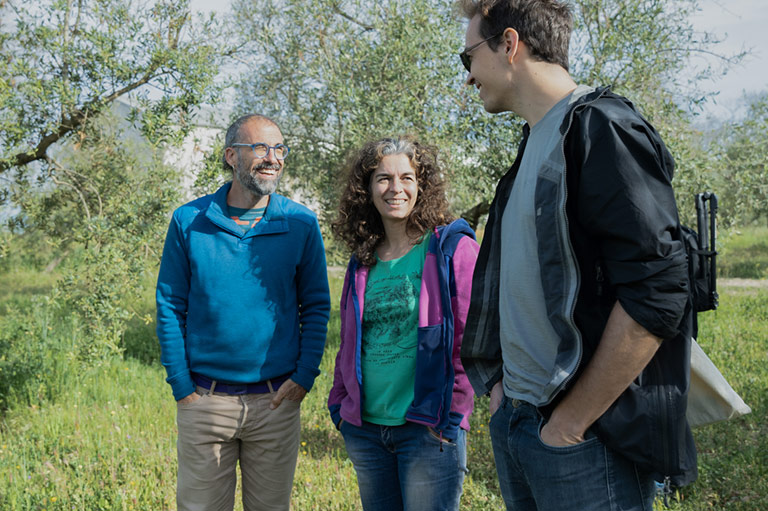 Biologische olijvenproducenten Begoña Cosín en Rafael García staan ​​met hun olijfbomen