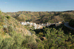 Une vue de la ferme de la Perucha à travers les collines jusqu'à la ville la plus proche