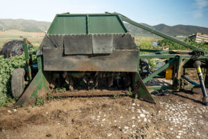 Una gran pieza de maquinaria agrícola