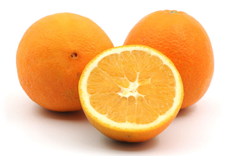 Drie Navelina-sinaasappelen, waarvan er één opengesneden is om de partjes erin te laten zien