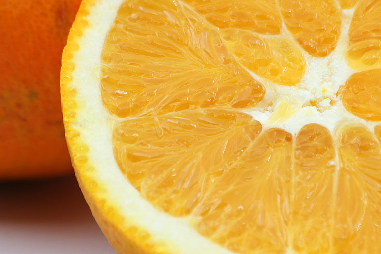 Gros plan des oranges Navelina, montrant les segments sans pépins