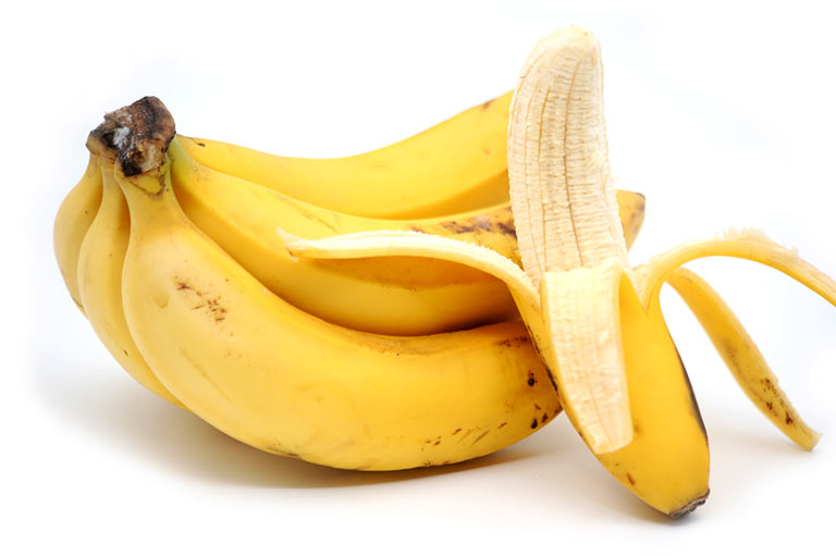 Een tros bananen, waarvan er één gepeld is om het vruchtvlees erin te laten zien