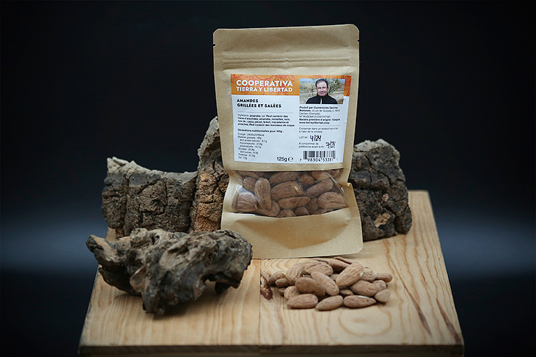 Een pakje gegrilde en gezouten amandelen op tafel