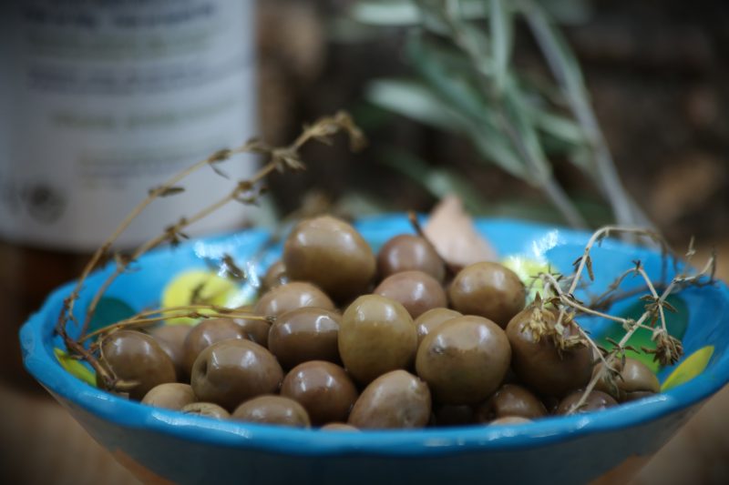 Un cuenco de aceitunas fermentadas
