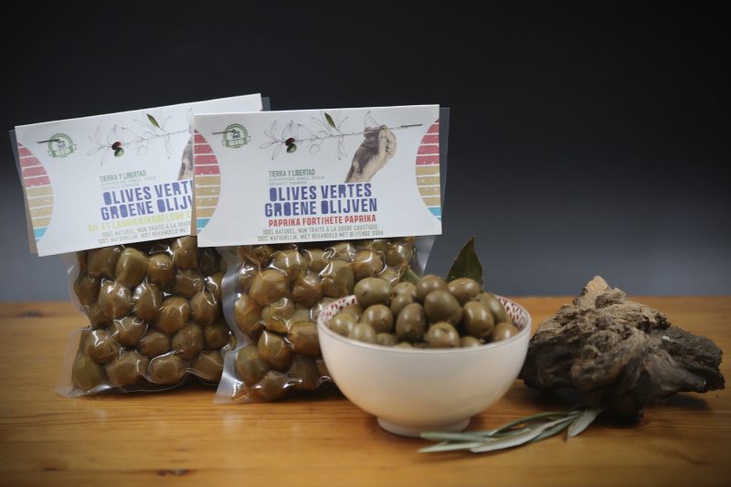 un bol d'olives marinées et deux paquets de nos olives de table emballées sous vide