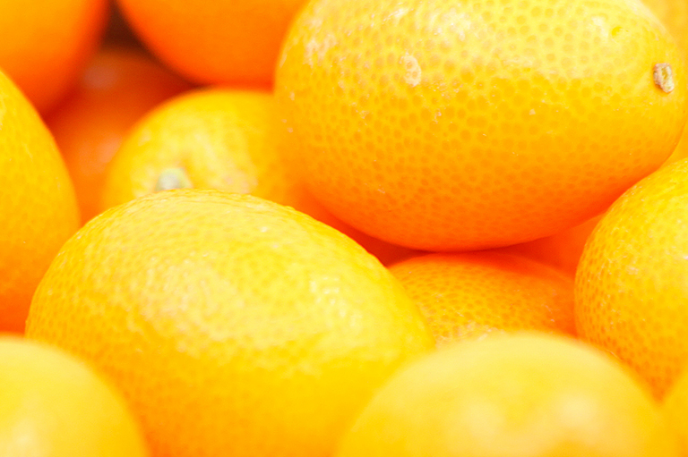 Een close-up van de textuur van kumquats