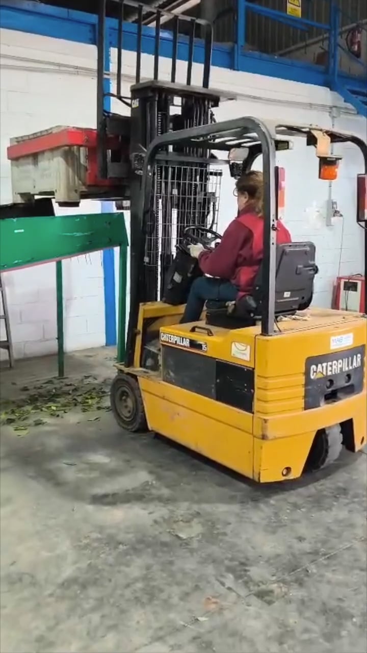 Nuria trabajando con la carretilla elevadora