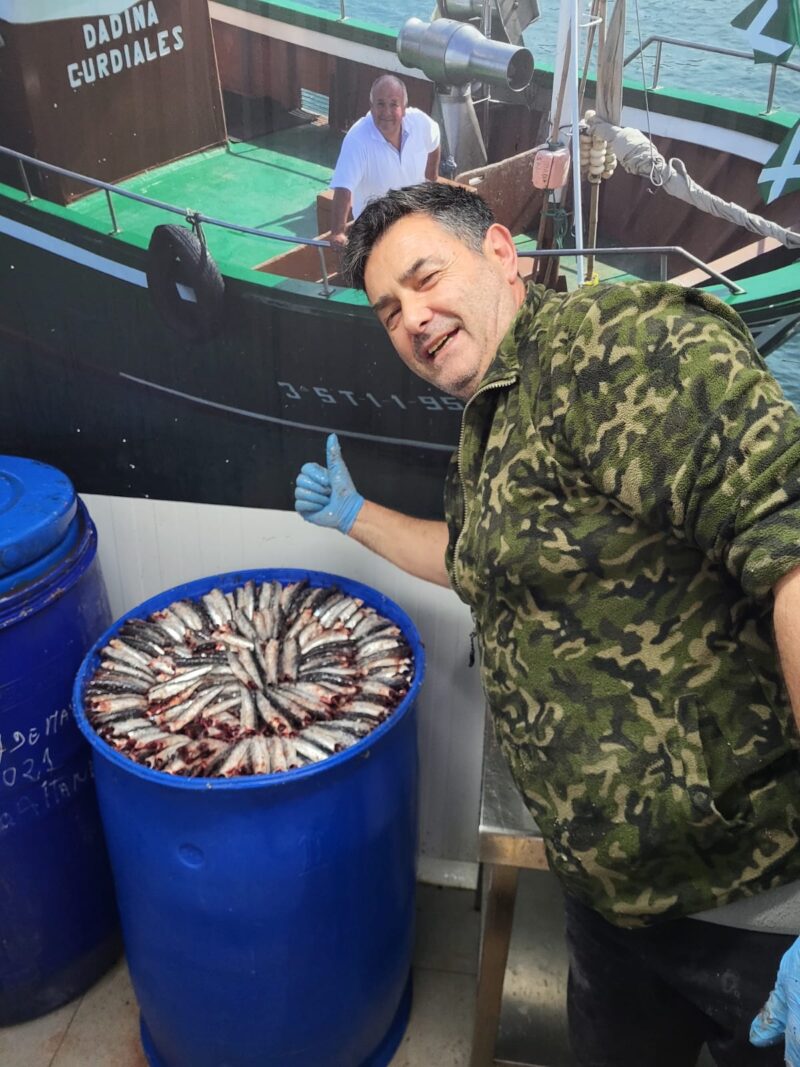 Daniel Guerrero Hoyo con un barril lleno de anchoas