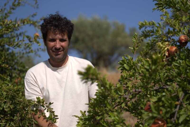 Cristobal tussen granaatappelbomen