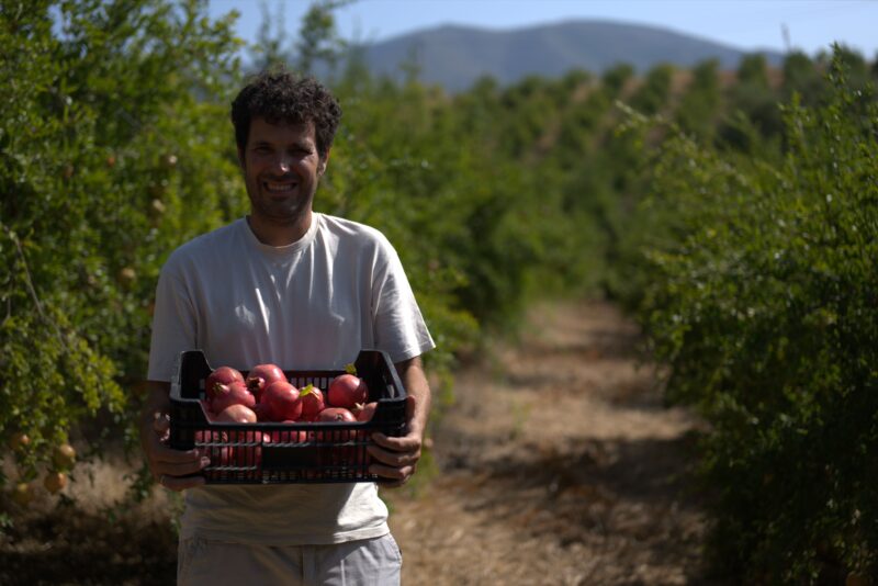 Cristobal met een kist granaatappels