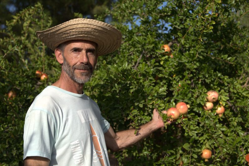 Manolo con un granado